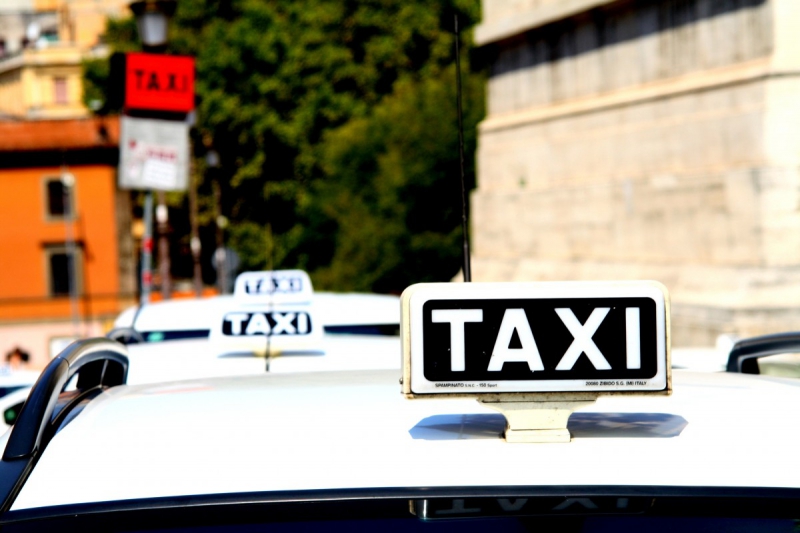 taxis-TOURNEFORT-min_taxi_auto_rome_road_white-1051610